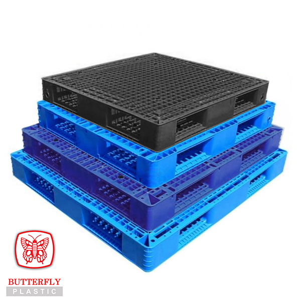 Plastic pallets stacked in various sizes